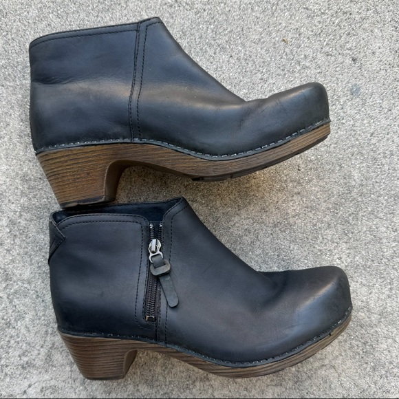 Dansko Max Ankle Boots black Distressed Leather Bootie Zip Up Block Heel - Picture 1 of 9